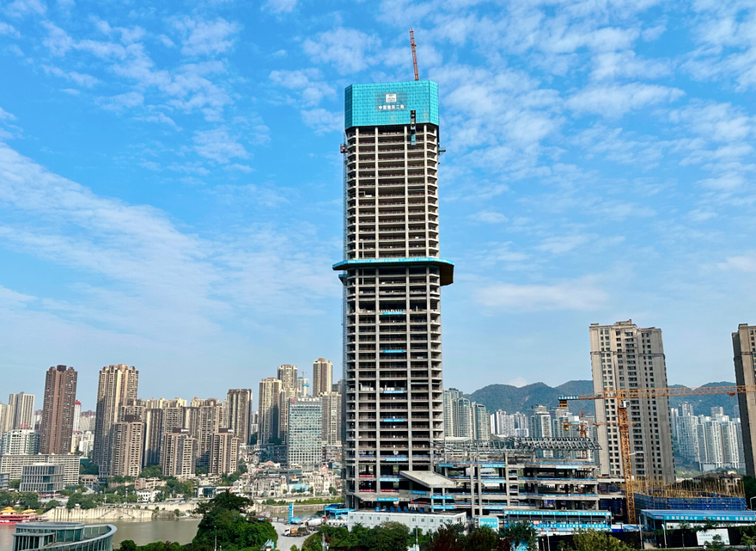 博鱼综合体育官网登录入口爬架项目重庆江北嘴199.95米的超高层五星级酒店全面封顶